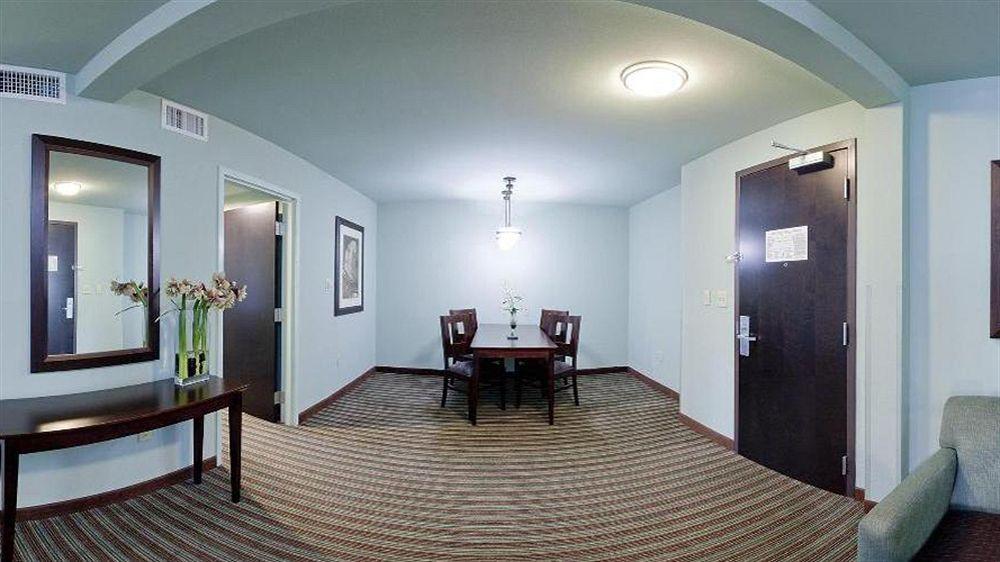 Holiday Inn Hotel & Suites Gateway By Ihg Williamsburg Exterior photo