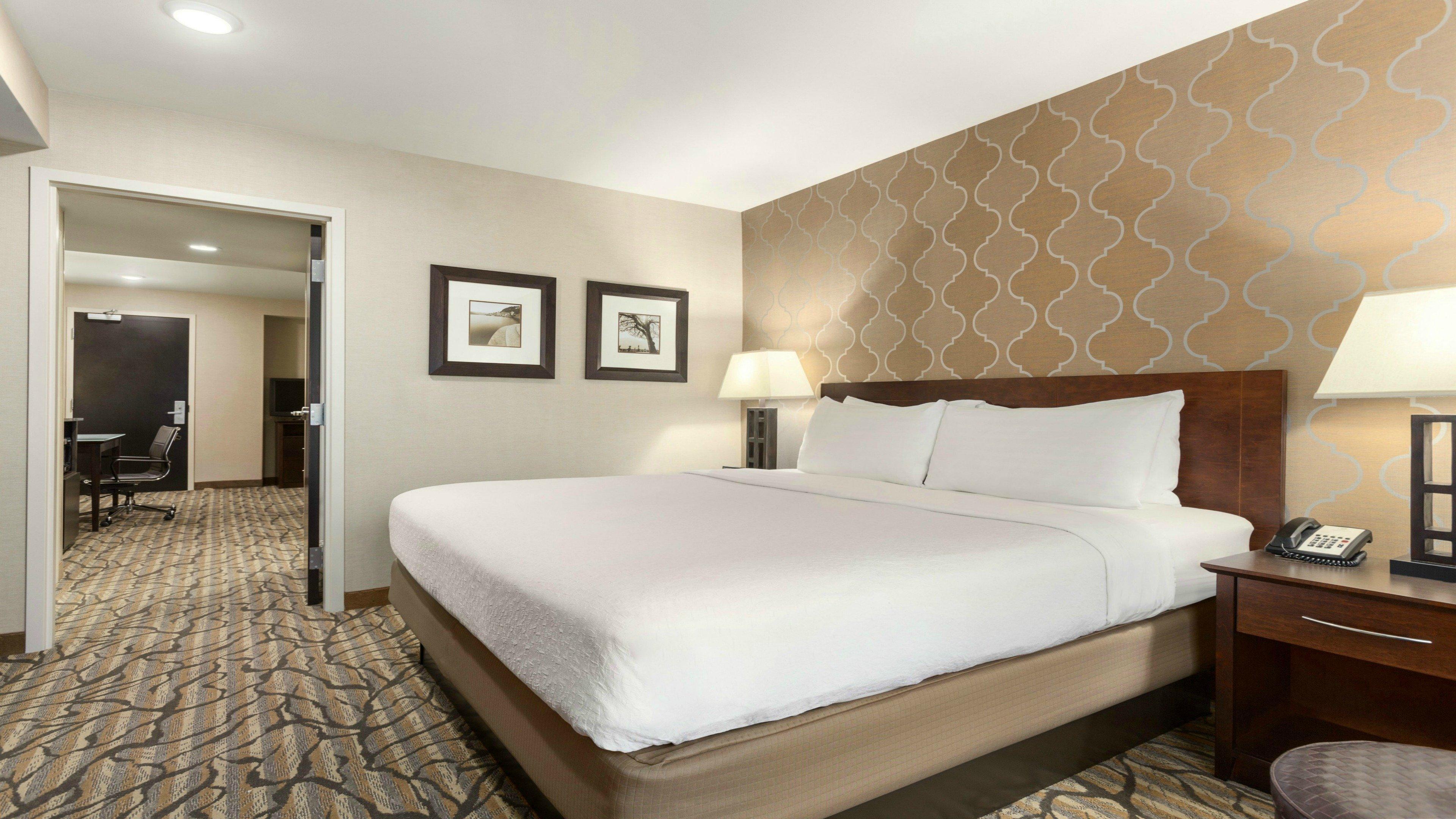 Holiday Inn Hotel & Suites Gateway By Ihg Williamsburg Exterior photo