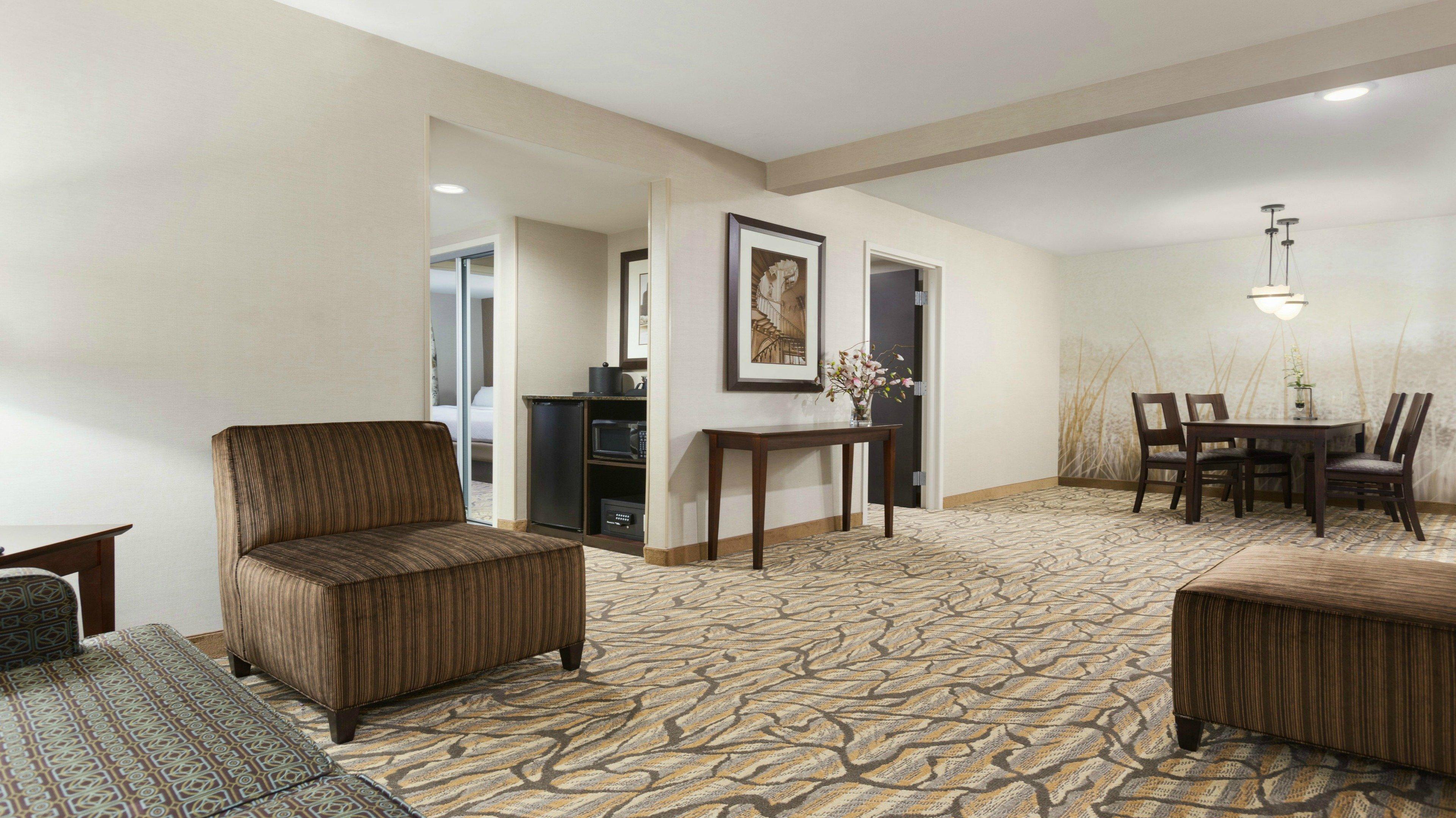 Holiday Inn Hotel & Suites Gateway By Ihg Williamsburg Exterior photo