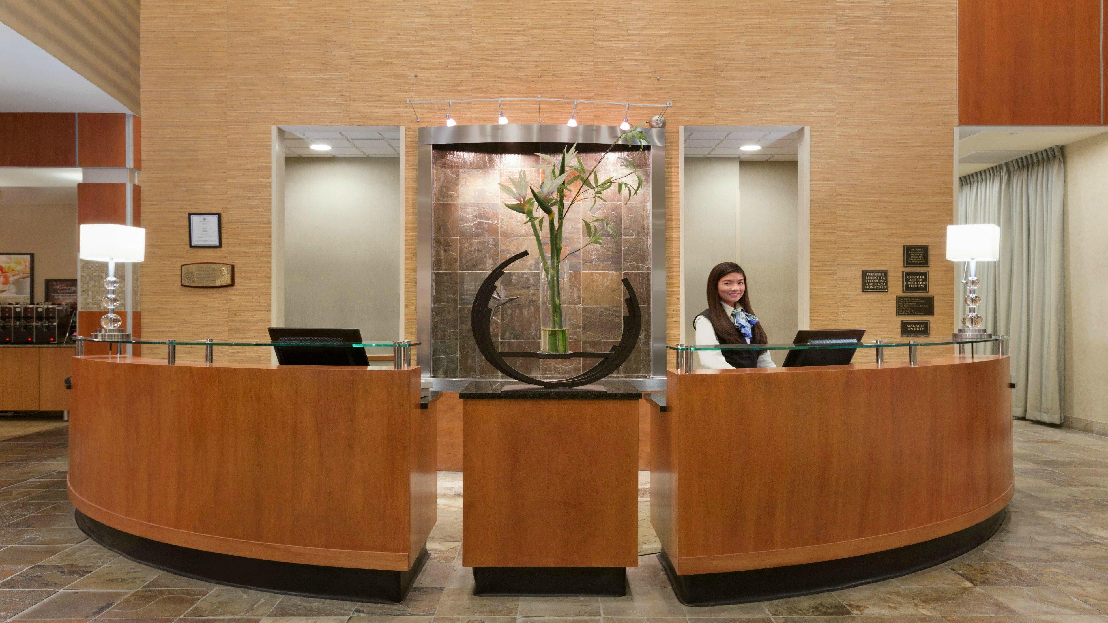 Holiday Inn Hotel & Suites Gateway By Ihg Williamsburg Exterior photo