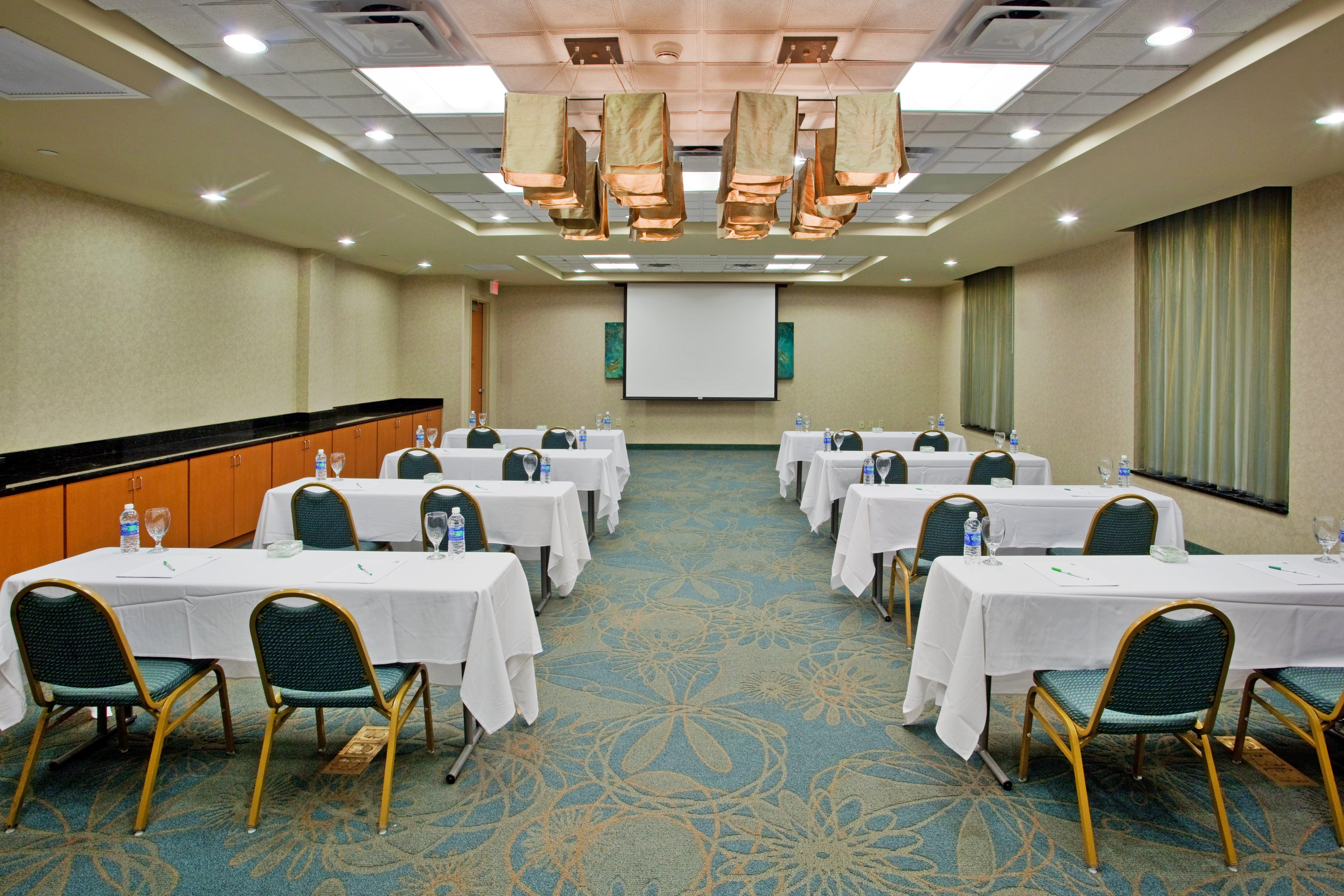 Holiday Inn Hotel & Suites Gateway By Ihg Williamsburg Exterior photo