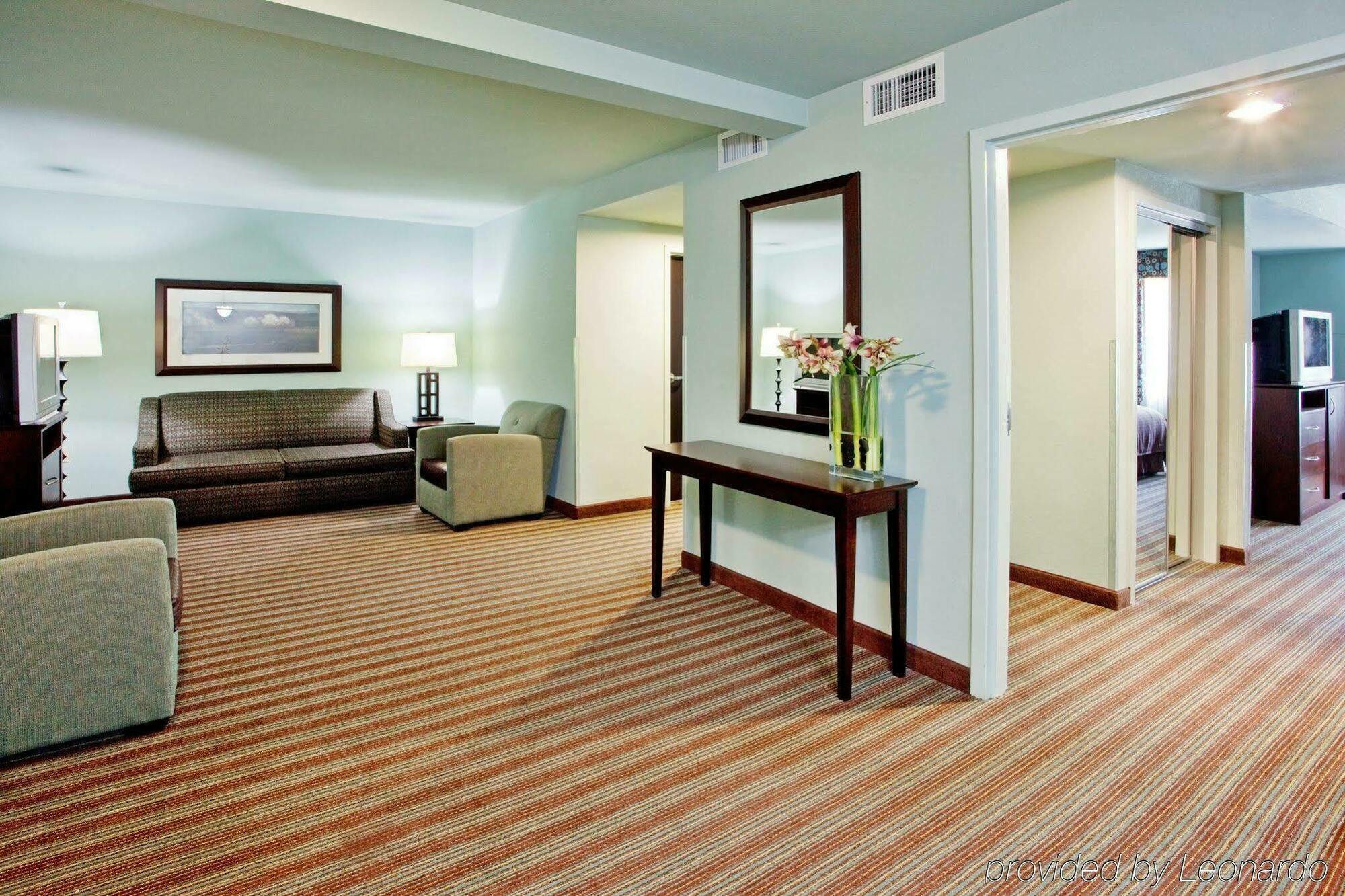 Holiday Inn Hotel & Suites Gateway By Ihg Williamsburg Exterior photo